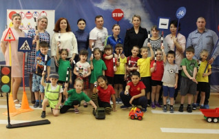 Игра-викторина "Знатоки дорог и правил" Игра-викторина "Знатоки дорог и правил".